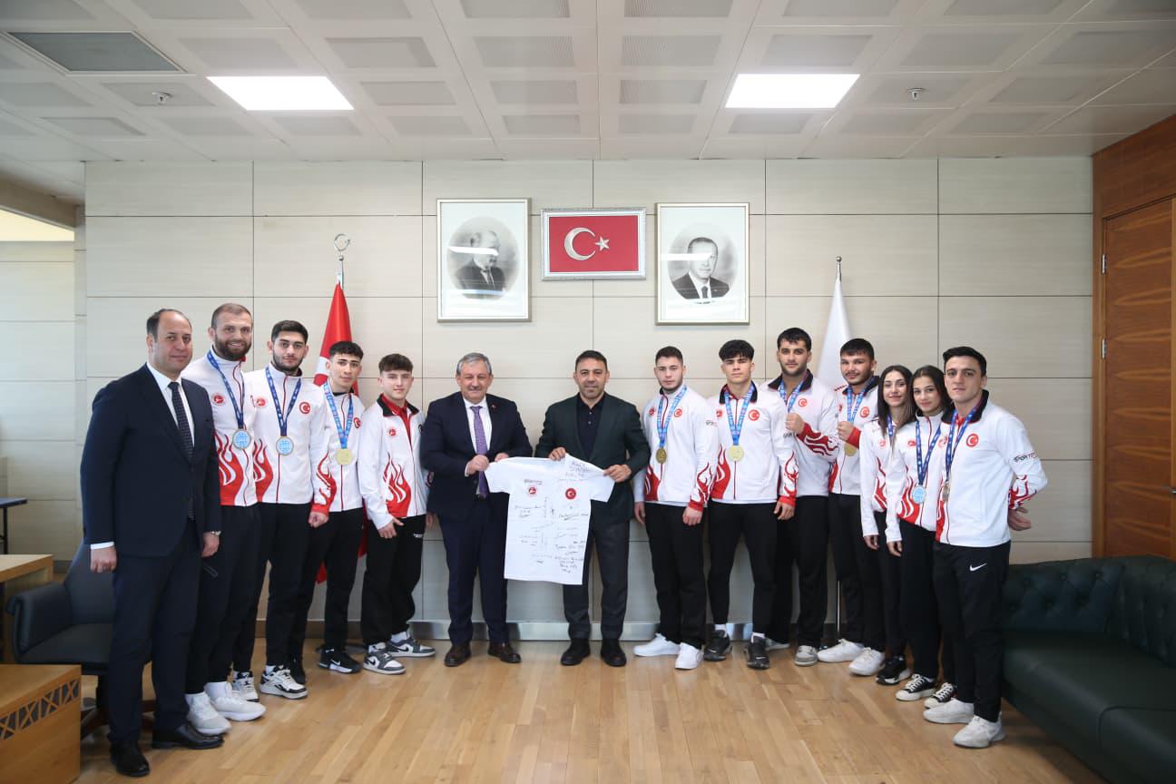 Federasyon Başkanı Kayıcı ve Şampiyonlar Hamza Yerlikaya’yı Ziyaret Etti